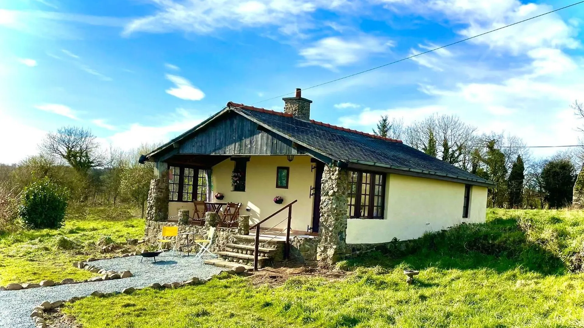 Idyllic Country Cottage Lohuec